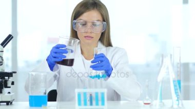 Kadın araştırma bilim adamı laboratuvar kimyasal reaksiyon yapıyor