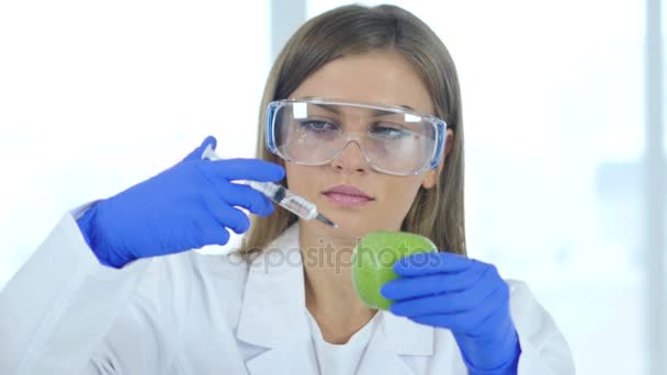 Женщина-врач, учёный, инъекция Apple химикатов, реакция — стоковое видео