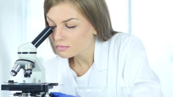 Female Chemist, Scientific Reseacher using Microscope in Laboratory — Stock Video