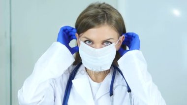 Klinikte maskeyle doktorun yakın çekim