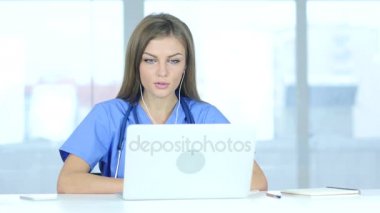 Genç erkek hasta, Online görüntülü sohbet laptop ile konuşurken doktor