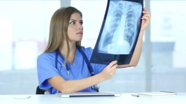 Genç kadın ciddi doktor incelenirken X-ray hasta, akciğerler ve göğüs kafesi
