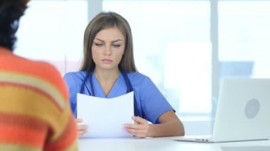 Mutlu doktor kliniğinde tedavi hasta ile konuşmak