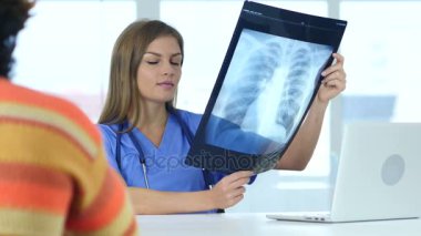 Olumlu erkek doktor hasta, sağlık hakkında tartışmaya ile konuşmak