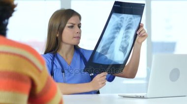 Genç erkek doktor hasta sorunları tartışıyor