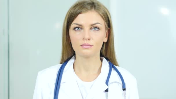Portret van vrouwelijke arts kijken Camera in kliniek — Stockvideo