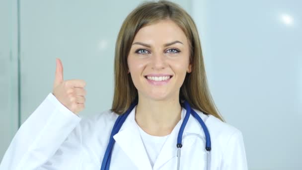 Porträtt av tummen upp av kvinnliga läkare på kliniken — Stockvideo