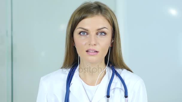 Close Up of Female Doctor Fazendo Chat por Vídeo, Vista Webcam — Vídeo de Stock