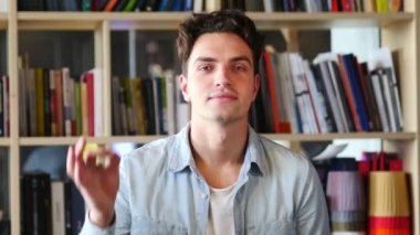 Yakışıklı genç adam tarafından iyi jest