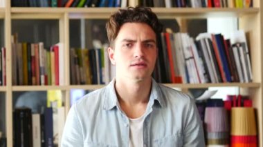 Ofiste genç adam inkar reddetme teklif