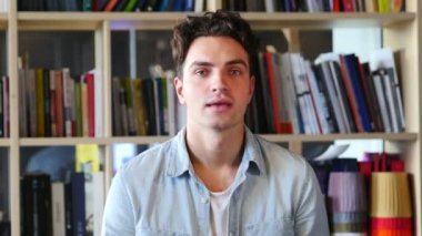 Adam kutluyor başarı kazanan pozitif