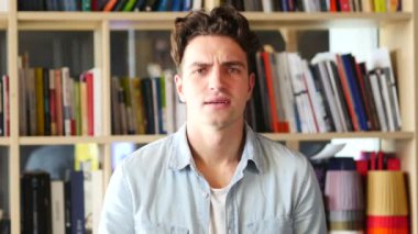 Hayal kırıklığına uğramış kızgın adam bağırıyor, ofisinde oturuyor