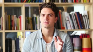 Genç adam, importrant bilgi tarafından adam dinleme jest