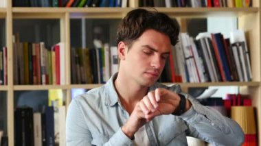 Tarama, e-posta ve mesajları smartwatch kullanan adam