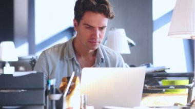 Yaratıcı adam başarısızlık için tepki ve üzgün kaybı