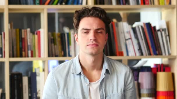 Hombre con dolor de cabeza, frustración y tensión — Vídeos de Stock