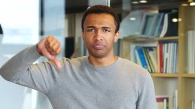 Başparmak aşağı tarafından genç Afro-Amerikan adam, portre