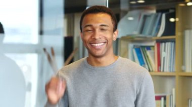 Genç Afro-Amerikan adam, portre iyi işareti