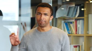 Genç Afro-Amerikan adam, portre reddetme parmak sallayarak