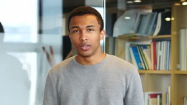 Sessizlik, kapa çeneni, Afro-Amerikan adam tarafından dudaklarında parmak