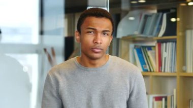 Dinleme dikkatle Afro-Amerikan adam, portre