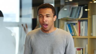 Esneme Afro-Amerikan adam, portre