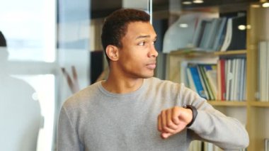 Genç Afro-Amerikan adam bekleyen ve zaman nöbet izlerken