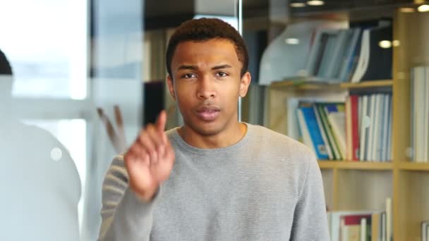 アフリカ系アメリカ人の男は、肖像画を指でカメラに向けています。 — ストック動画