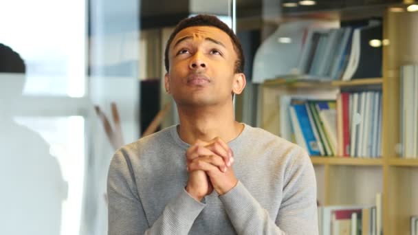アフリカ系アメリカ人男性の肖像画、助けて神に祈って — ストック動画