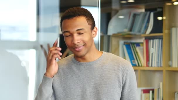 Prata på telefon, ung Afro-American Man porträtt — Stockvideo
