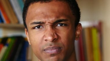 Kızgın, hayal kırıklığına Afro-Amerikan adam, yüz yakın çekim