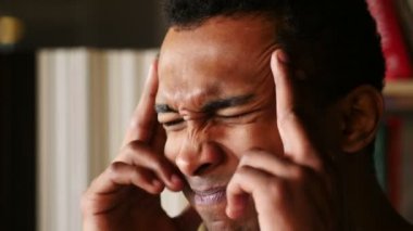 Baş ağrısı, stresli Afro-Amerikan erkek yüz yakın çekim