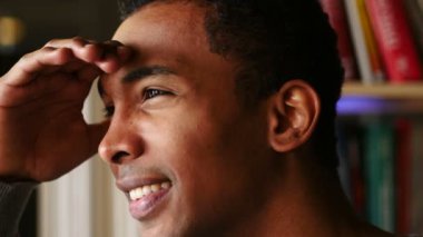 Yan görüntülemek yakın kadar Afro Amerikan erkeği yeni şans, bir fırsat arama
