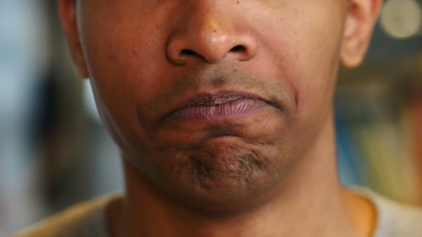 Primer plano de cara afro-americana triste, reacción de labios — Vídeo de stock