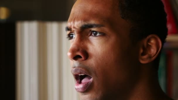 Seitenansicht von schockiertem afroamerikanischen Männergesicht — Stockvideo