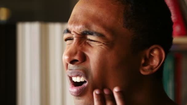 Dor de dente, Vista lateral Close Up of Afro-American Man with Tooth Infection — Vídeo de Stock