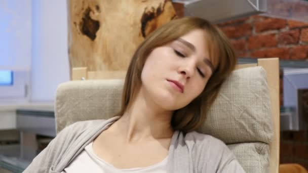 Śpiąca kobieta budzi się w szoku, straszny sen — Wideo stockowe