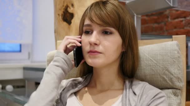 Женщина разговаривает по смартфону, посещает телефонный звонок — стоковое видео