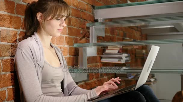 Mujer joven celebrando el éxito mientras trabaja en el ordenador portátil — Vídeos de Stock