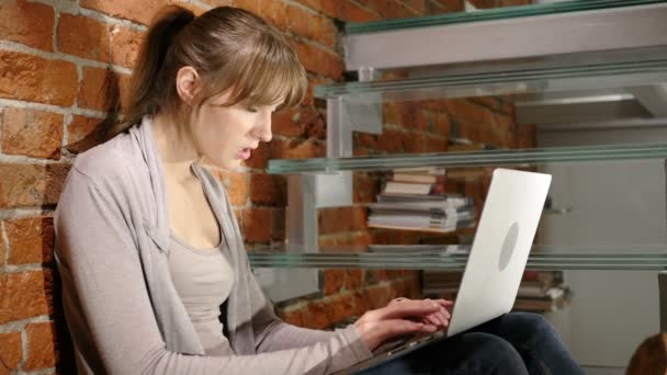 Mujer enojada frustrada trabajando en el ordenador portátil, sentado en las escaleras — Vídeo de stock