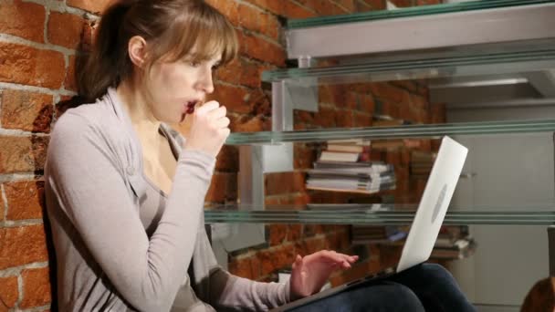 Портрет больной женщины кашляет во время работы над ноутбуком — стоковое видео