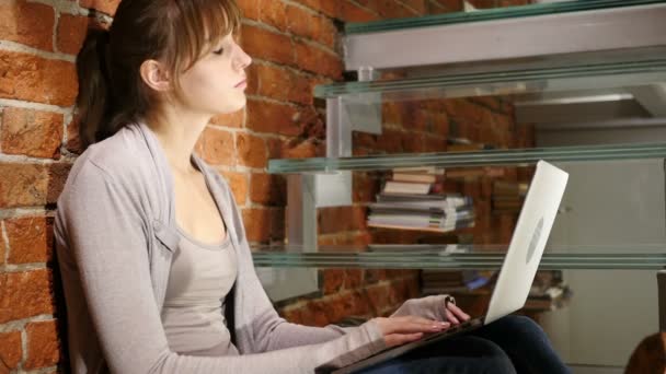 Anspannung und Kopfschmerzen, frustrierte Frau, die am Laptop arbeitet, Treppen — Stockvideo