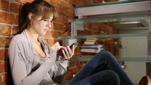 Жінка перегляду онлайн на смартфоні, Інтернет — стокове відео