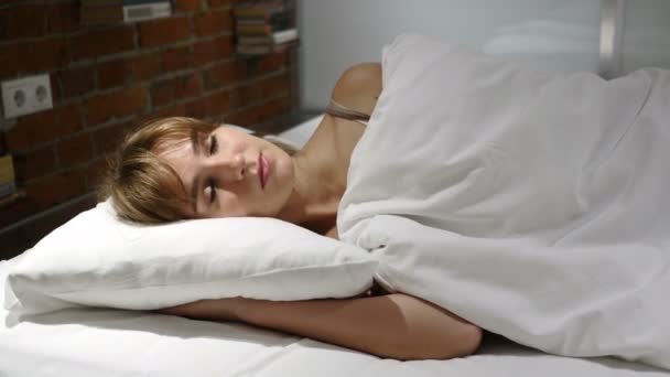 Неудобная женщина спит в постели ночью, беспокойство — стоковое видео