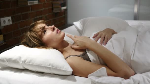 Kobieta w leżeniu łóżka myślenia i wyobrażając sobie w nocy — Wideo stockowe
