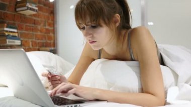 Kadın yatakta başarılı Online alışveriş için hareket heyecan