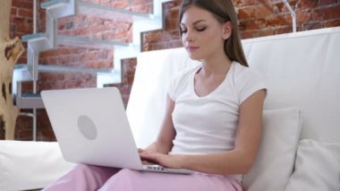 Dizüstü bilgisayarda çalışma gece genç güzel kadın