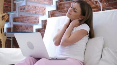 Relax merdiven üstünde Laptop üzerinde çalışırken, yorgun kadın çalışılıyor