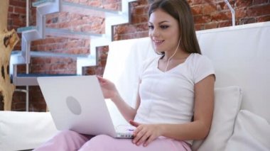 Web Video sohbet etmek üstünde Laptop merdivenlerde oturan genç kadın tarafından