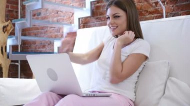 Merdivenlerde oturan kız, kadın müzik dinlemek dizüstü ve dans,